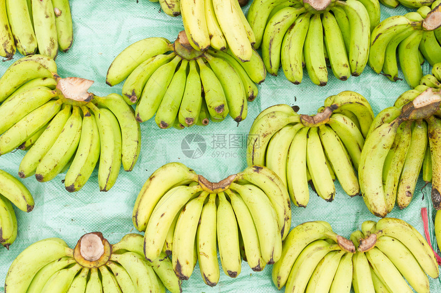 越南市场销售的绿香蕉 绿色香蕉杂货商食物杂货店水果小吃摊位生产图片