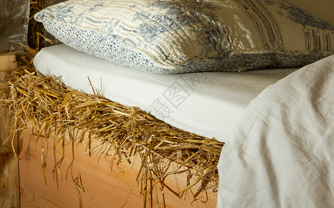 睡在干草地顶上植物国家床垫收成农民饲料草垛农场枕头干草背景图片