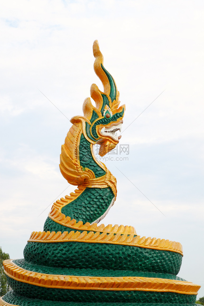 泰国龙或长谷雕像之王宗教天空传统装饰品艺术旅行金子寺庙雕塑力量图片