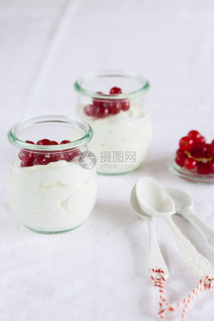 酸奶和浆果午餐玻璃罐食物早餐奶制品红色白色图片