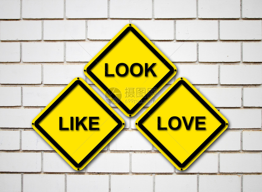看起来像在砖墙背景上的爱情标志网络蓝色警告互联网街道反射夫妻金子交通危险图片