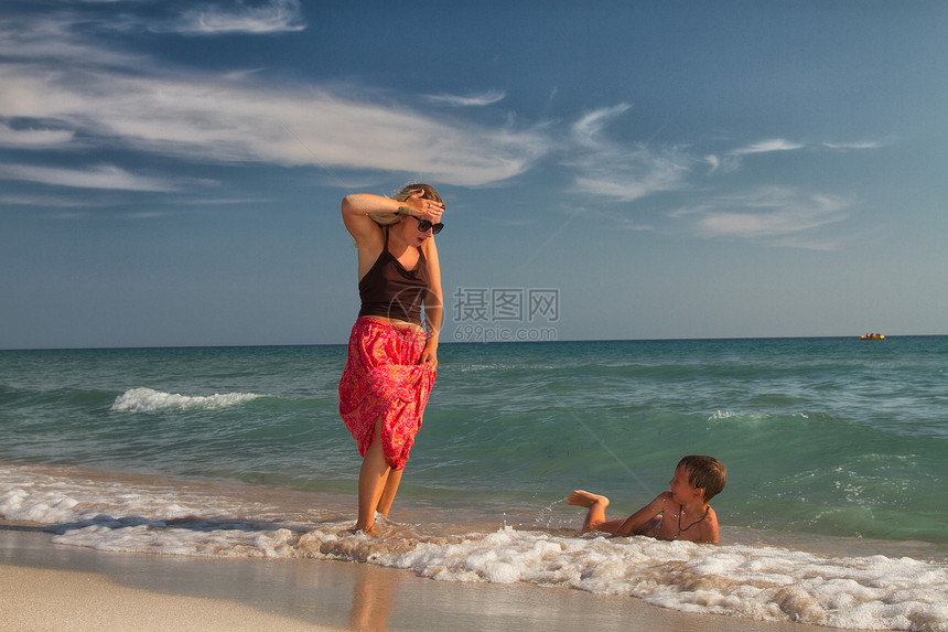 儿童在海洋中游泳天际眼镜天空孩子棕褐色海滩女士衣服儿子泡沫图片