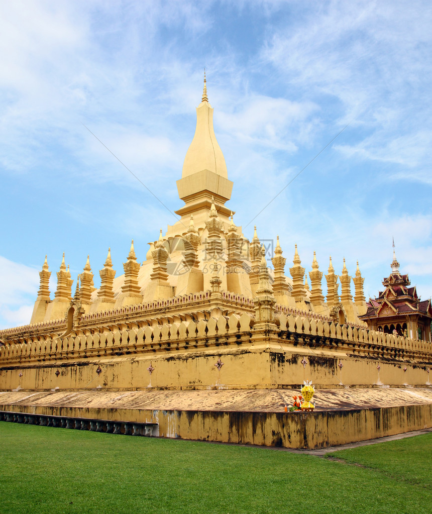 在万象寺庙的金巴达 在老挝旅行宗教纪念碑蓝色天空建筑晴天文化万象宝塔佛塔图片