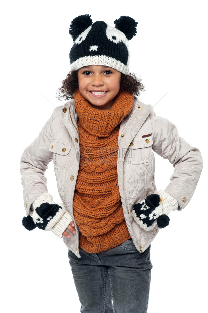 穿着时尚温暖冬衣的可爱小女孩图片