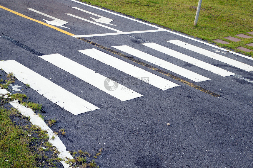 在柏油路面上的斑马方式安全小路城市运输街道车道交通人行道行人材料图片