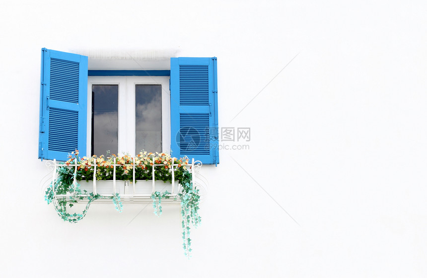 希腊语风格窗口和花村庄蓝色艺术玻璃建筑学框架窗户建筑房子房间图片