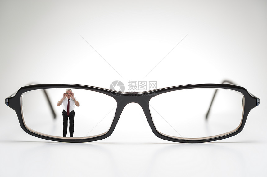年长男子通过眼镜观光时的轻视图片