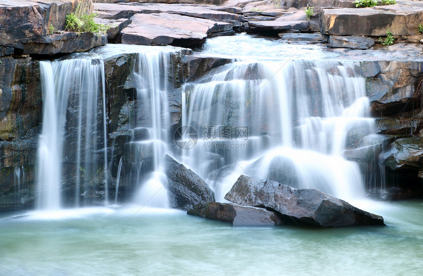 泰国气候森林中的塔德通河水瀑布泰国顶尖视角环境天堂运河叶子衬套热带旅行全景瀑布木头图片