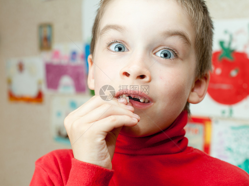 怀着失牙的男孩保健童年牙齿牛奶男生卫生生长孩子出牙期绘画图片