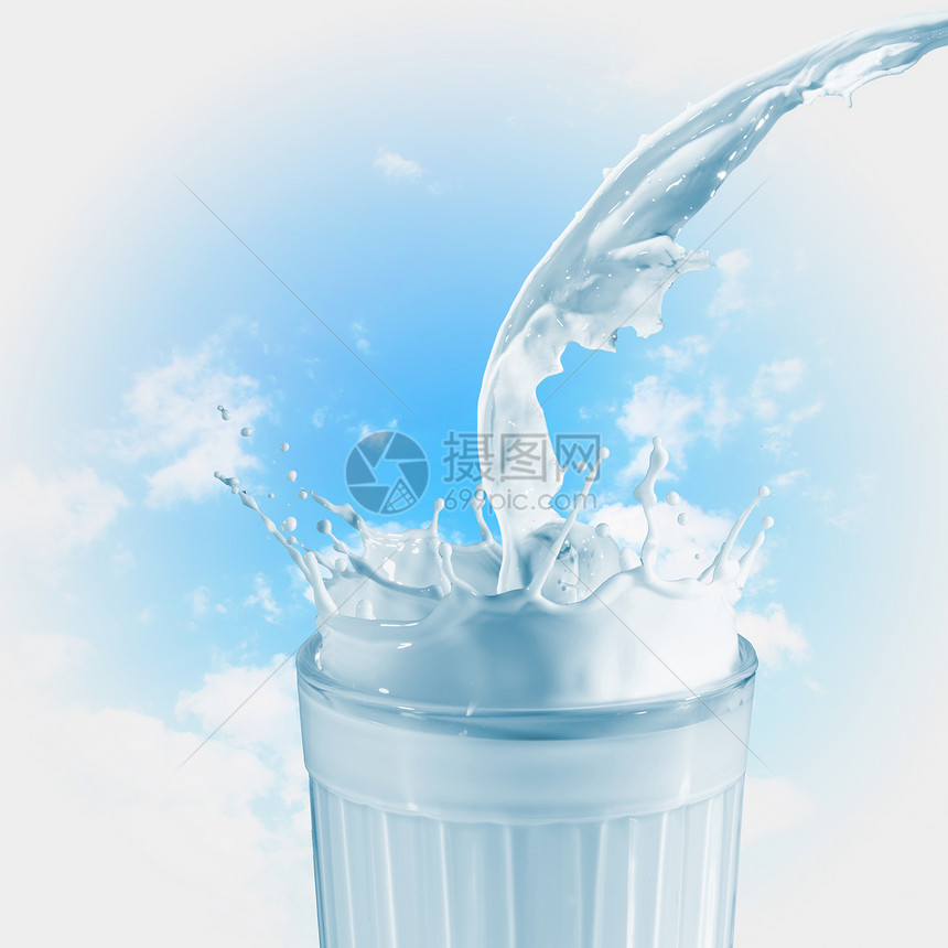 玻璃中的新鲜牛奶奶油奶制品奶牛蓝色行动甜点饮料飞溅流动饮食图片