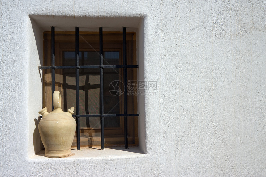 窗口中的西班牙典型罐(横向)图片
