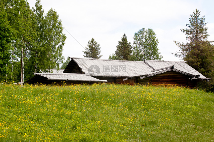 木屋农村场地雕刻晴天木头阴影森林农场房子农田图片