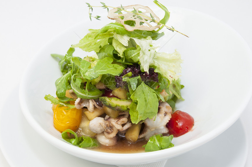 章鱼沙拉海鲜绿色蔬菜午餐盘子晚餐白色食物美食家红色图片