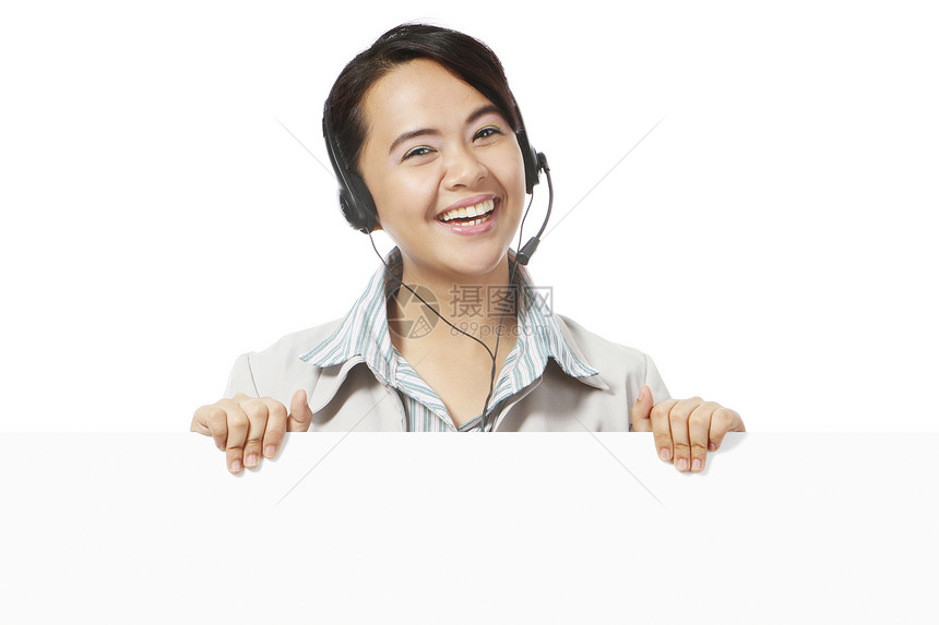 快乐的青年妇女服装商业木板广告耳机客户卡片中心空间服务图片