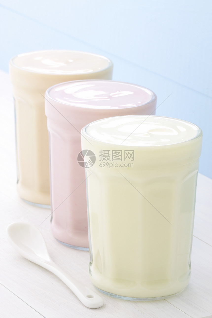 美味的新鲜酸奶牛奶小吃冰淇淋甜点奶昔冷冻桃子杯子美食营养图片