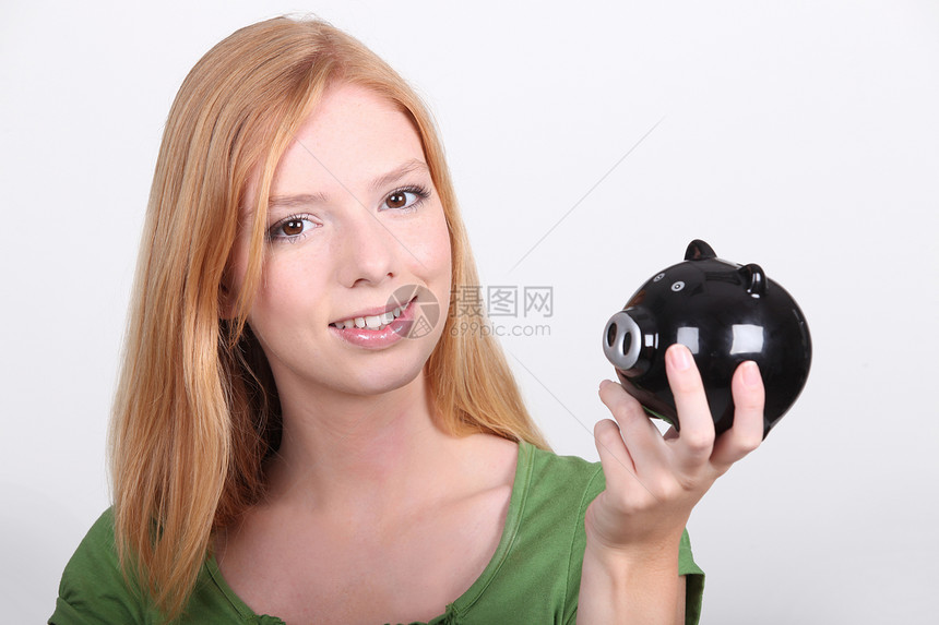 一位年轻女性的画像青少年女士检查钱盒乐趣储蓄琢磨工作室思维沉思图片
