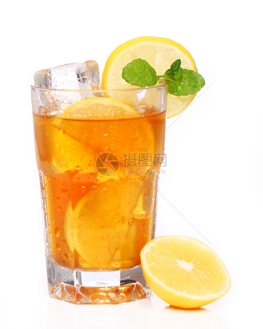 新鲜和冷冰茶 加柠檬和薄荷茶点食物叶子饮料冰镇立方体水果反射玻璃液体图片