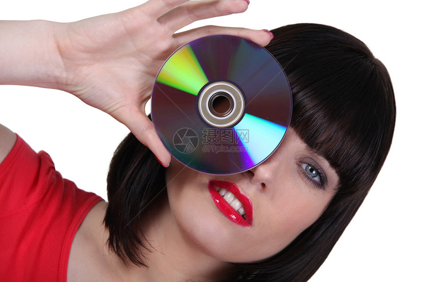 女人对着她的眼睛拿着一张CD图片