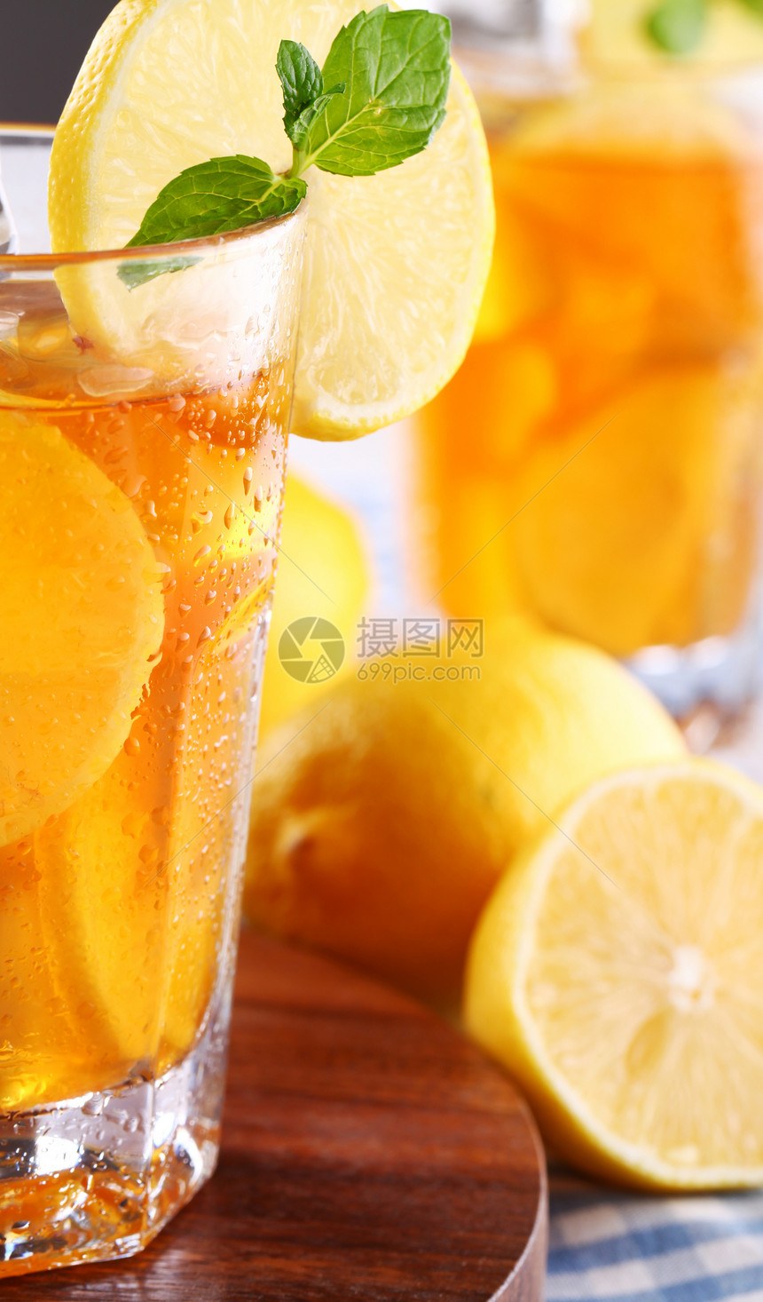 新鲜冷冰茶 加柠檬和薄荷叶子反射时间玻璃美食冰镇水果橙子桌布草本植物图片