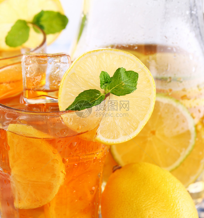 新鲜冷冰茶 加柠檬和薄荷投手食物橙子叶子冰镇茶点玻璃美食草本植物立方体图片