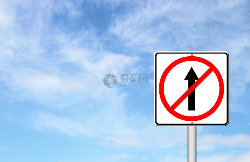 没有前进的道路 没有前方标志 与蓝色的天空运输路标适应症驾驶圆形邮政展示成功指针街道图片