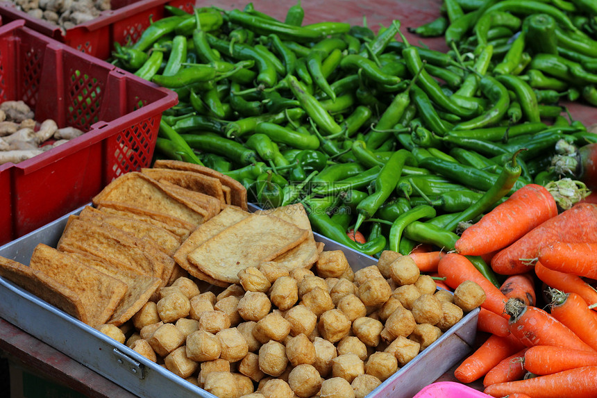 中华市场新鲜蔬菜和豆腐图片