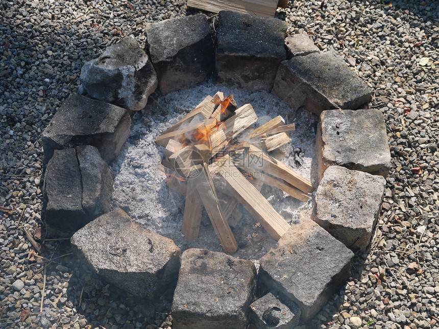 营火琥珀色红色燃烧橙子烧伤篝火木头温暖火焰辉光图片