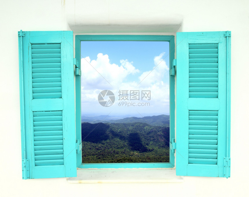 带有山和天空视图的希腊风格窗口建筑学玻璃办公室场景晴天蓝色房子村庄花园框架图片