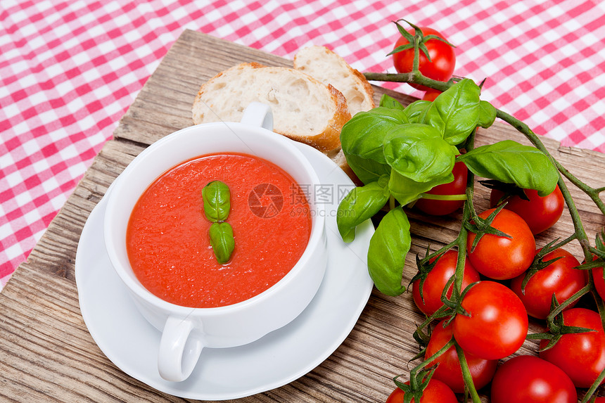 美味的新鲜番茄汤和面包香料食物盘子餐厅午餐桌子勺子草本植物奶油蔬菜图片