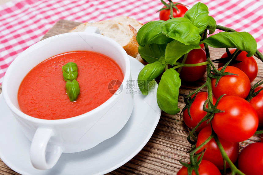 美味的新鲜番茄汤和面包用餐草本植物午餐勺子奶油烹饪盘子食物味道餐厅图片