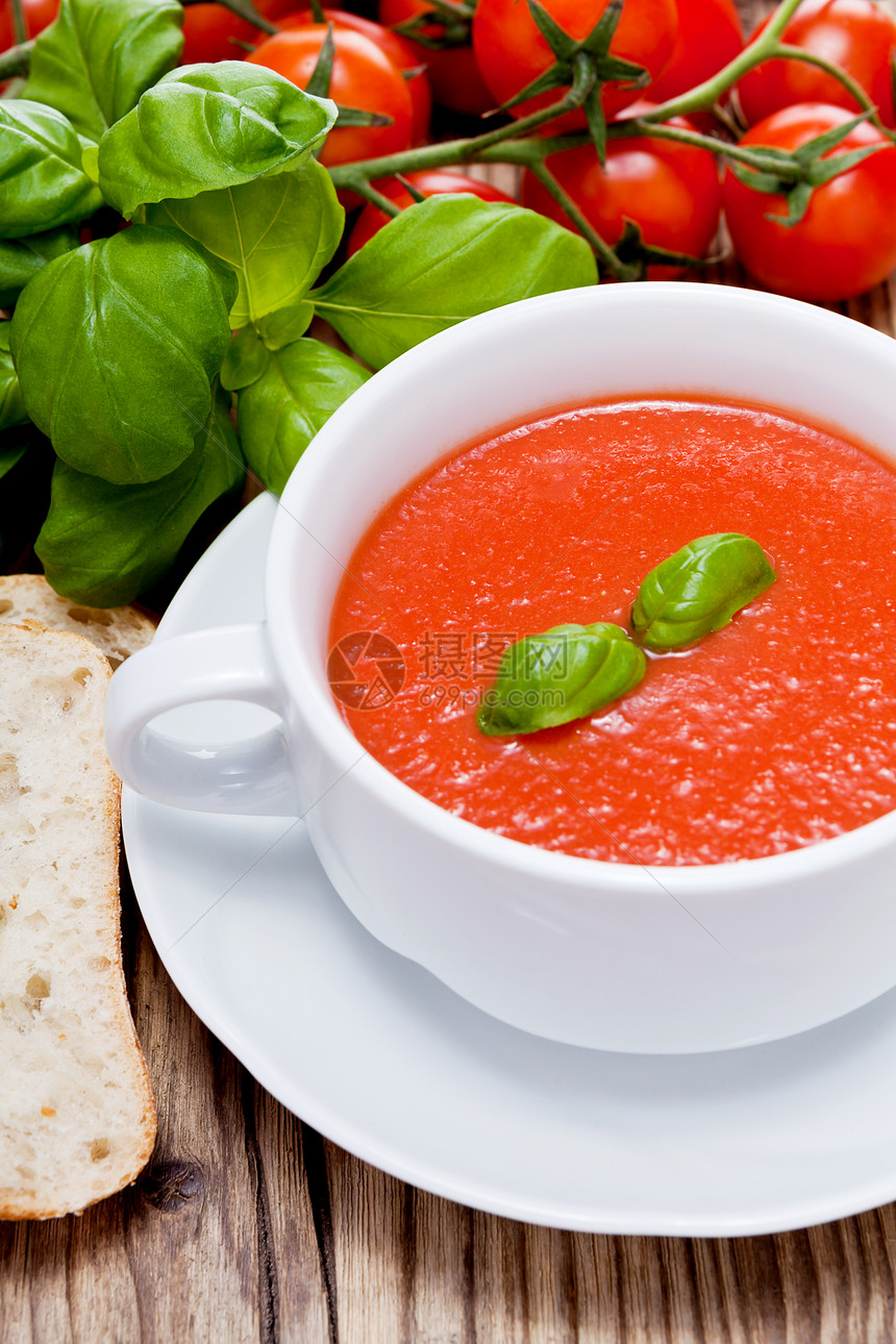 美味的新鲜番茄汤和面包香料饮食草本植物美食味道烹饪勺子桌子餐厅营养图片