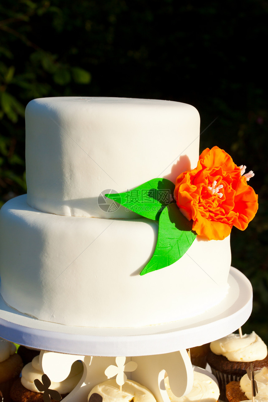 简单的白结婚蛋糕图片