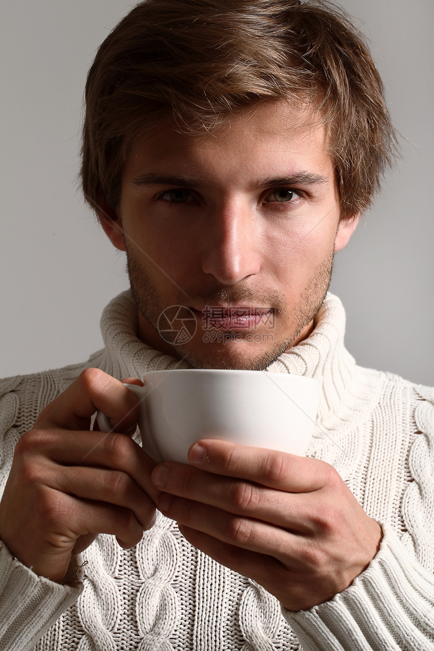 穿毛衣喝茶的帅哥疾病男人相机咖啡治疗男性工作室药品杯子病痛图片