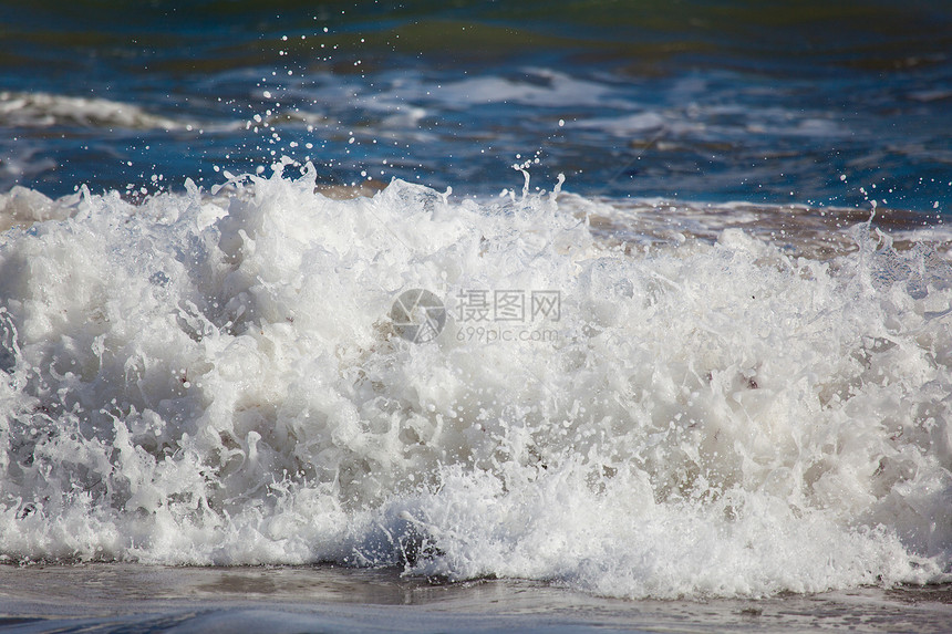 西班牙坎塔布里亚州莱恩克里斯拉阿尔尼亚海滩的波浪岩石粗糙度晴天海洋自然保护区布里科海岸石头留置图片