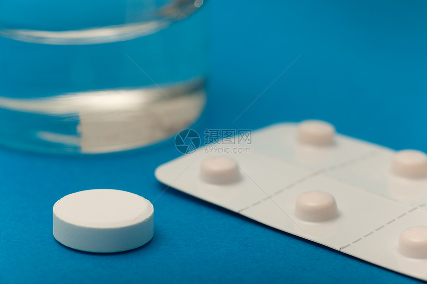 药片药物治疗蓝色背景白色化学家水平玻璃药品药店图片