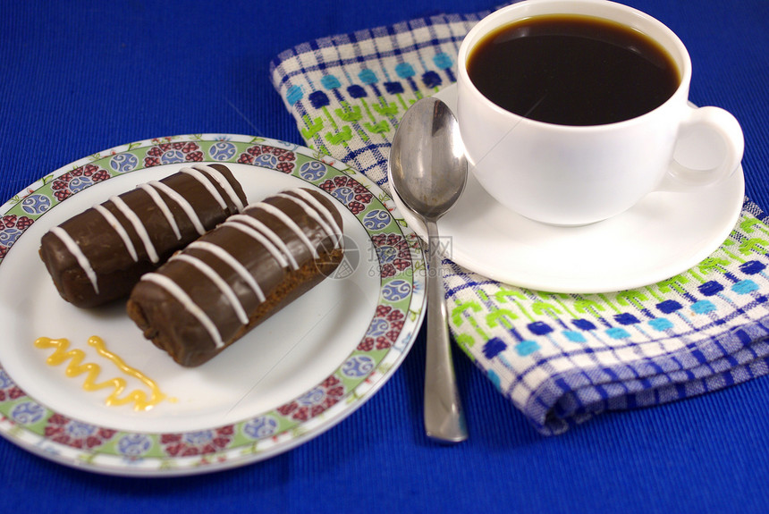 巧克力蛋糕加咖啡服务白色食物面粉黑色甜点盘子烹饪飞碟巧克力图片
