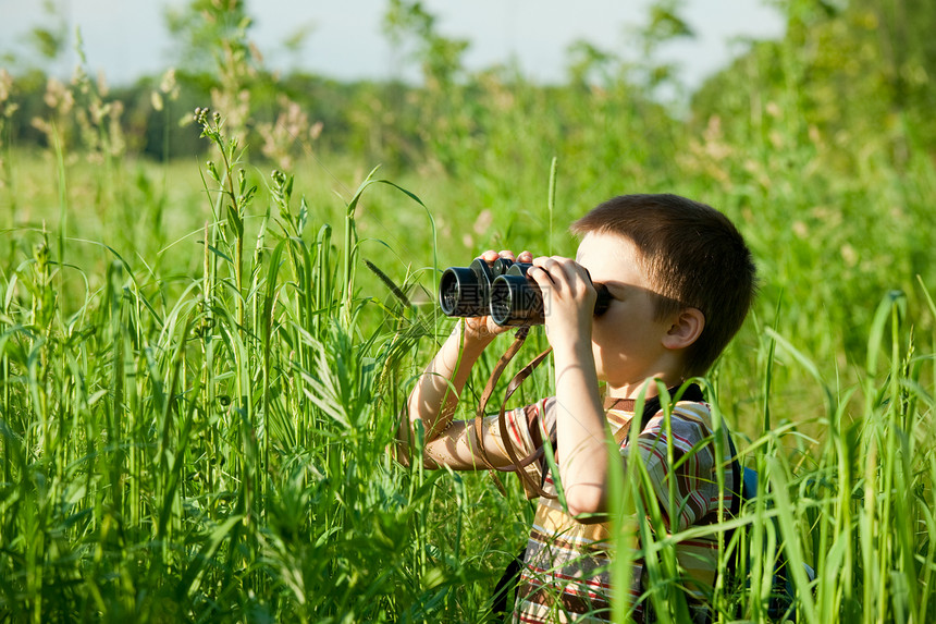 带望远镜的孩子孩子们冒险勘探眼镜男生幼儿园青年野生动物教育草地图片