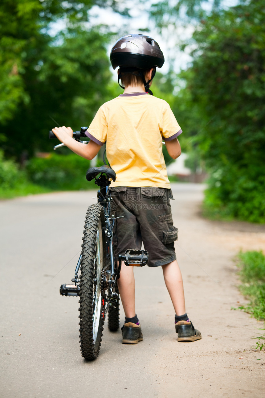 骑自行车的孩子童年眼镜乐趣头盔学习街道活动运动车道男生图片