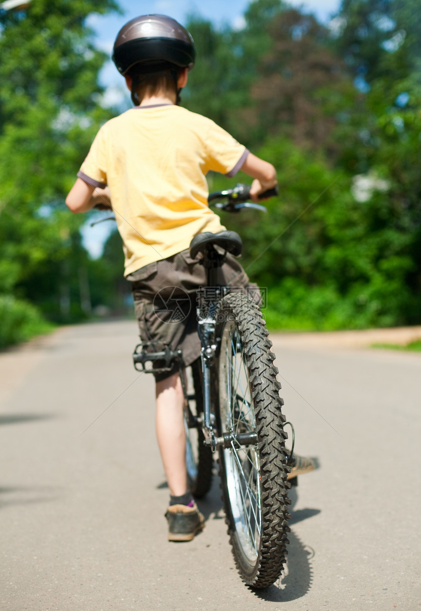 骑自行车的孩子街道头盔活动童年运动男生安全车道学习眼镜图片