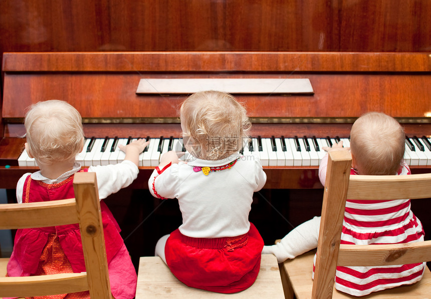 钢琴课女孩钥匙教育乐趣乐器艺术家孩子歌曲钢琴家儿童图片
