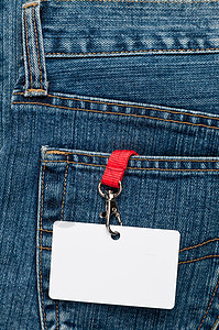 口袋里的空白徽章服饰织物安全权威棉布游客服装牛仔裤标签会议背景图片