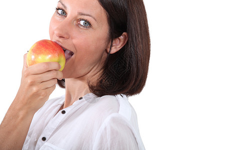 青年妇女吃苹果背景图片