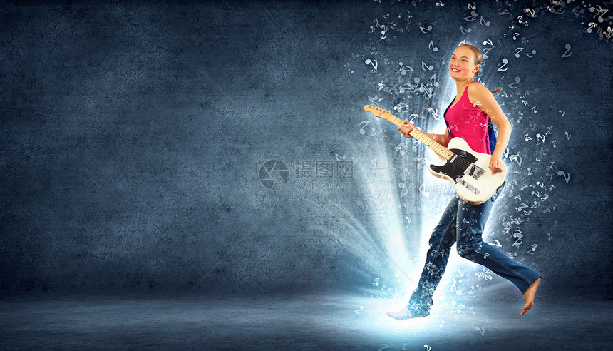 女青年玩电吉他和跳跳乐队音乐蓝调流行音乐跳跃牛仔裤旋律歌曲岩石享受图片