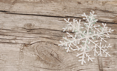 木背景的圣诞装饰(雪花)背景图片