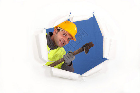 鹤嘴锄使用 papaxe 的构建器微笑建设者帽子工作服拆除地面植物头盔蓝色男人背景