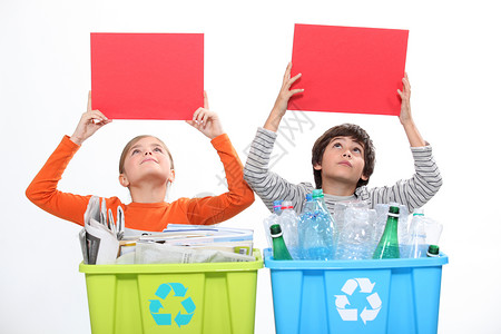 儿童在回收利用之上持有空白红卡的儿童;高清图片