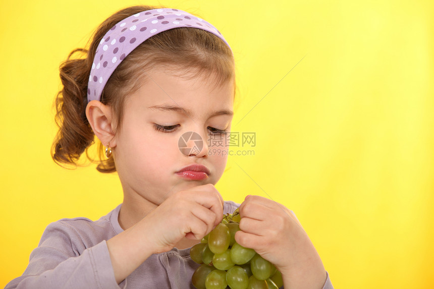 一个小女孩吃葡萄图片