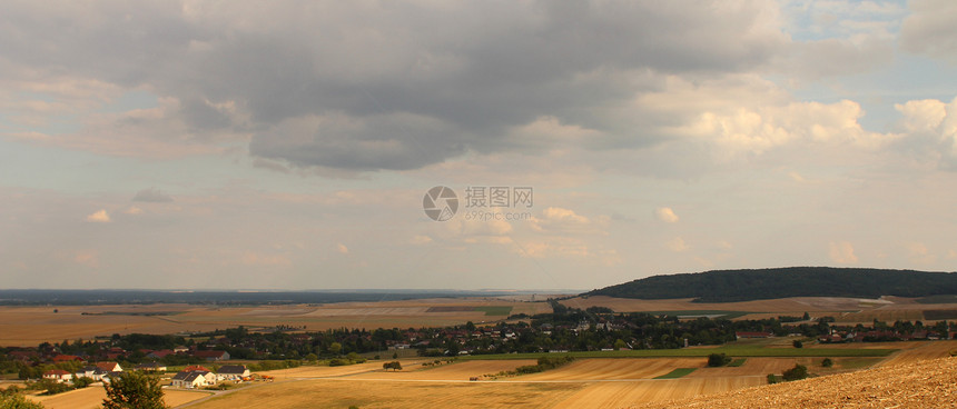 法国北部农村的全景农田农场谷物小麦粮食培育爬坡土地农业季节图片