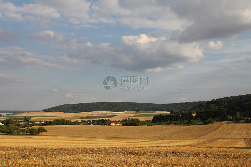 法国北部农村的全景草地稻草土地谷物风景农田金子丘陵国家小麦图片
