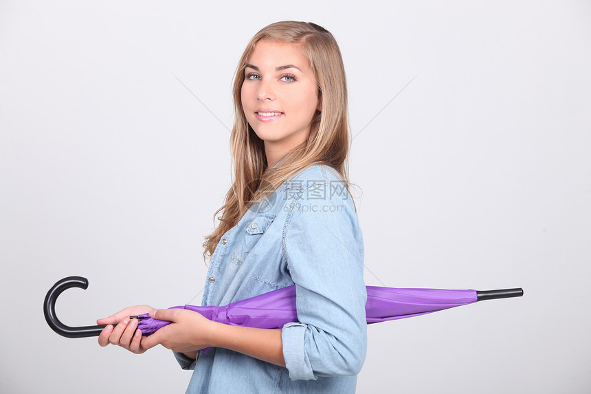 一位带雨伞的年轻女子肖像工作室金发女郎紫色日常生活夹克牛仔布预报女士图片